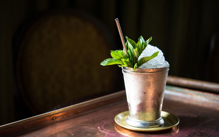 mintjulep_cocktail_δυόσμος_ποτήρι_μπαρ_ποτό_πάγος_καλαμάκι_μπαρ