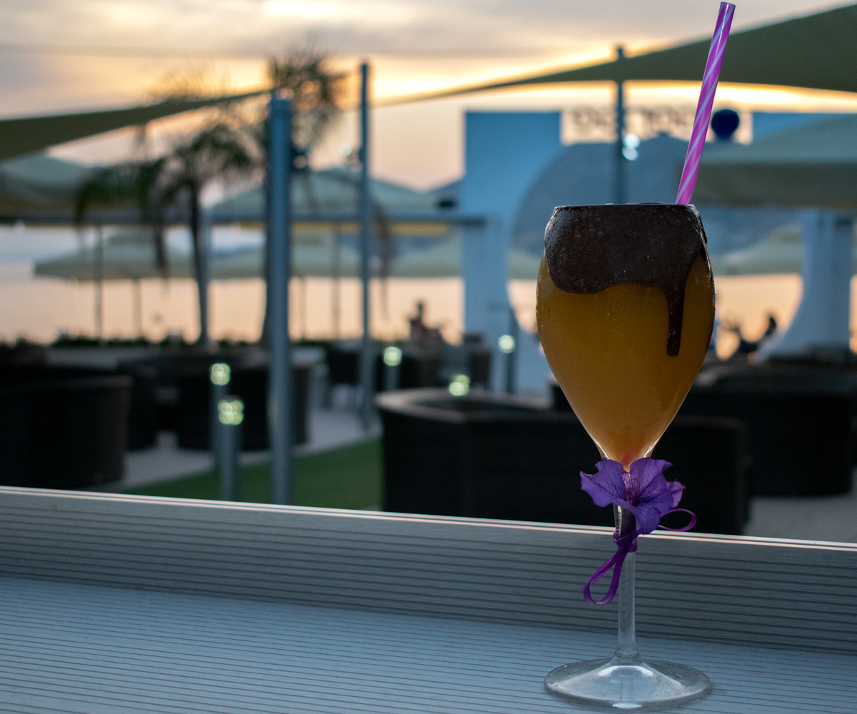 cocktail_ηλιοβασίλεμα_θάλασσα_παραλία_πισίνα_ποτό_τέχνη_μπαρ_beach bar_σαλαμινα