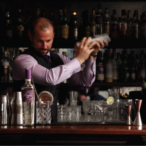 shaking_cocktail_ανάμιξη_χτύπημα_ποτό_bar_barman_bartender